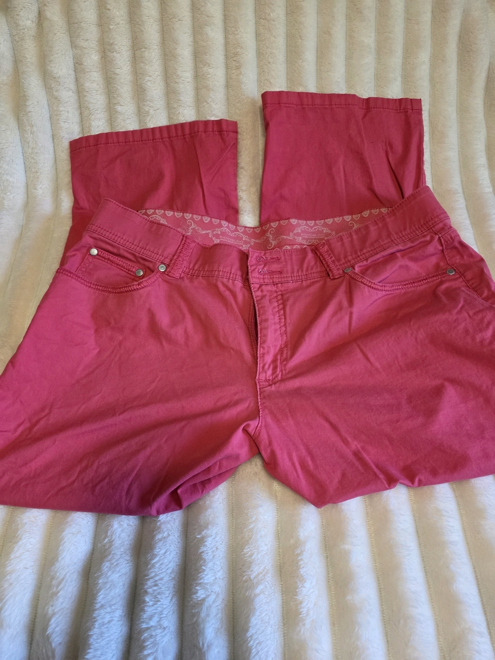 Bandolino Hot Pink Capris - Picture 4 of 10